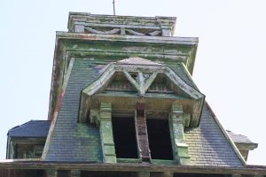 Signs you need to replace your slate roof (damaged and missing slate tiles)