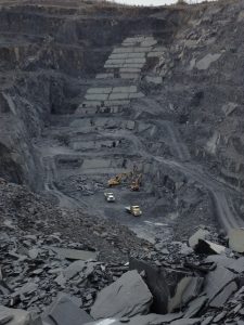 Roofing slate quarry benches for producing roofing slate tiles