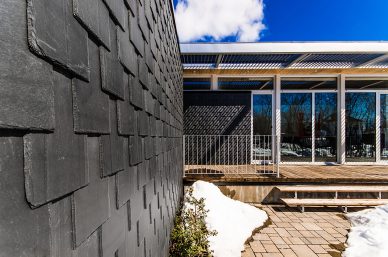 close up of North Country Unfading Black siding on house in Quebec